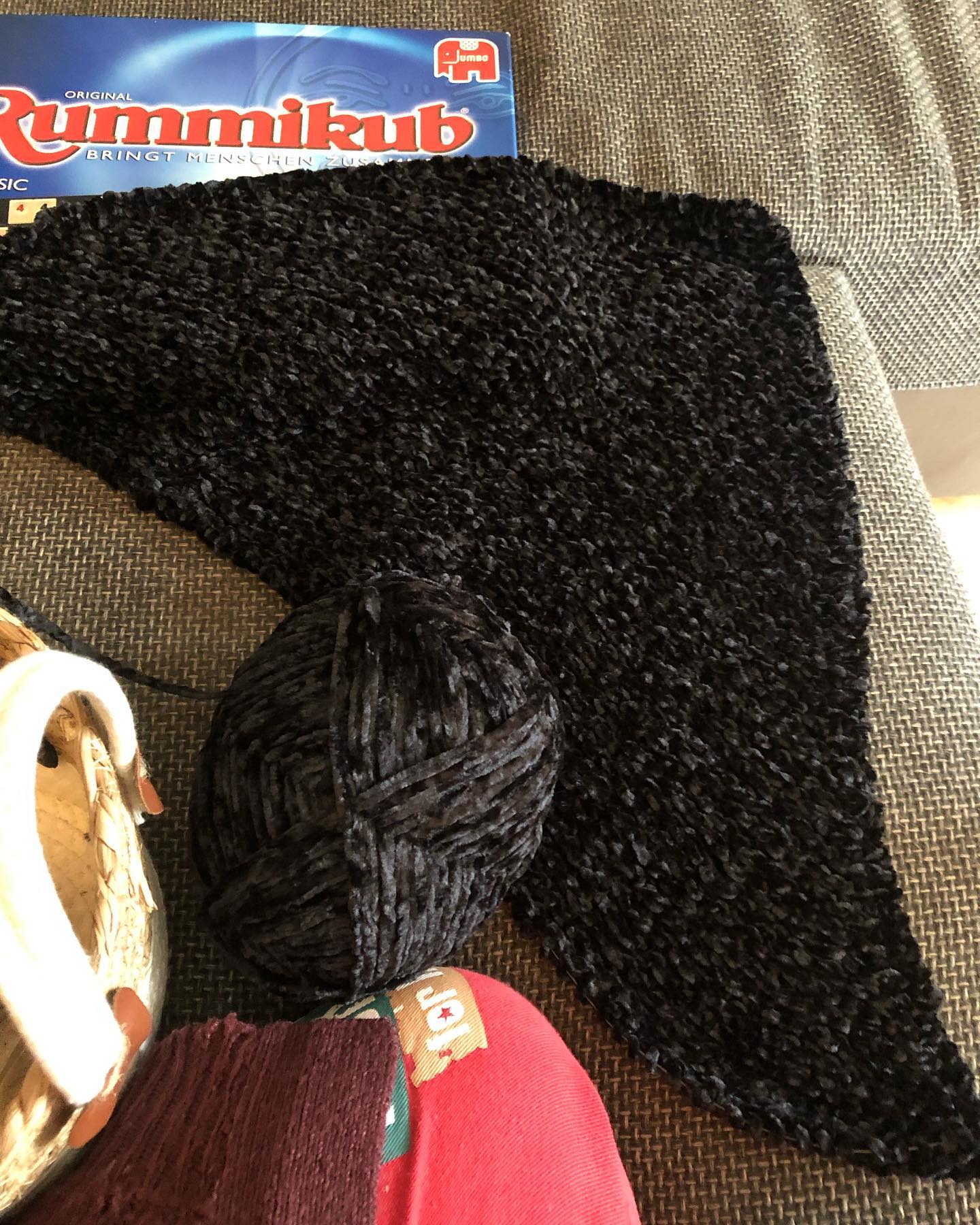 Mini-Geist hat den stash durchforstet und eine flauschige Decke gefordert. Ihr Wunsch sei uns Befehl …😅 
#knitting #knittingwool #deckenporno #cornertocorner #black #menden #strickliebe #sauerland #flausch #stricken #strickenmachtglücklich #strickenmachtsüchtig #wool #decke #minime #knittinglove
