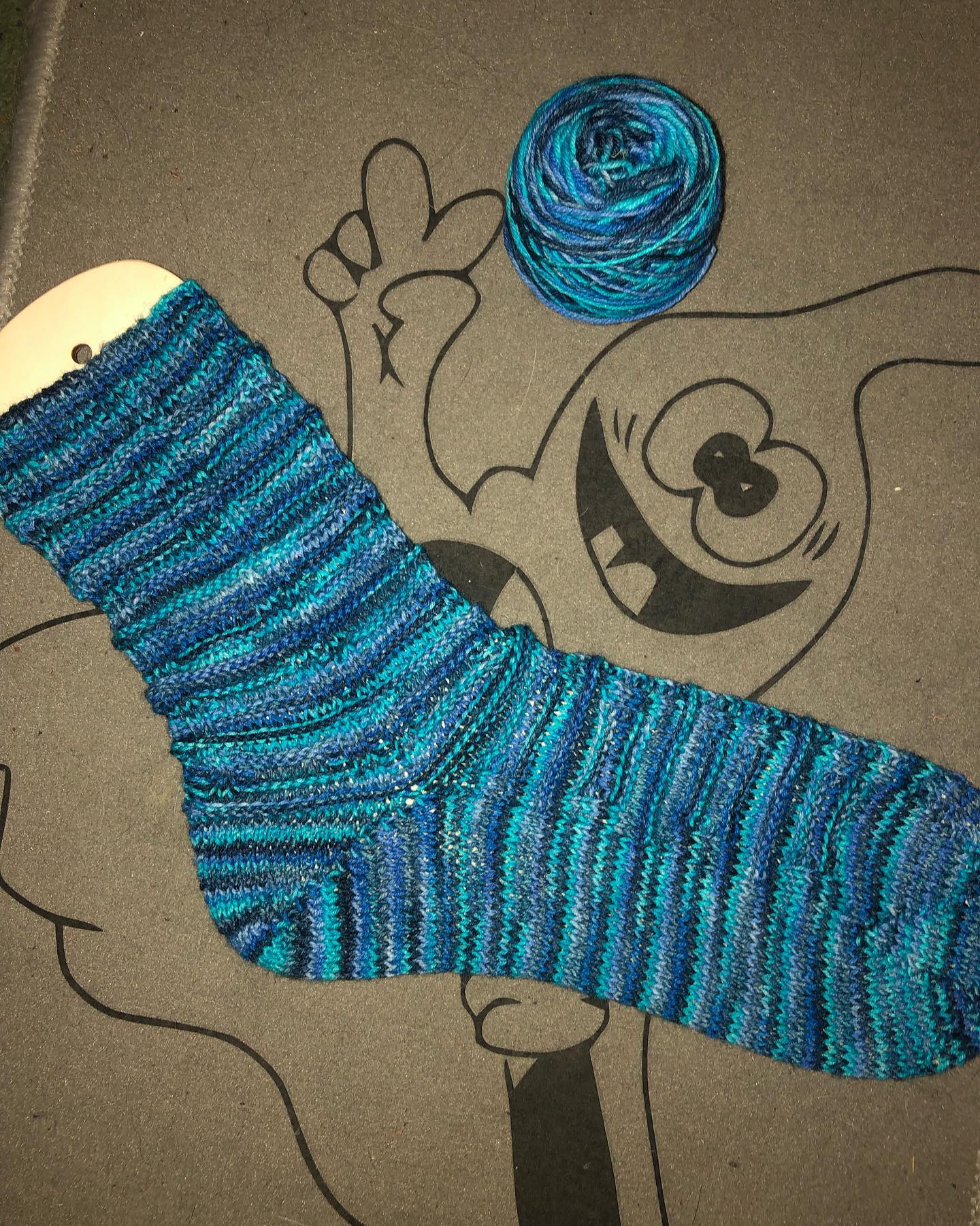 Da strick ich voll motiviert vor mich und notiere mir das Muster mit dem  ich da experimentiere und merke bei all dem gar nicht dass das Garn nicht reicht für ein paar🙈 offenbar hab ich damit schon mal was gestrickt und es vergessen 😱 
Tja jetzt bekommt der Sekretär🐻 mal wieder ein paar aus 2 verschiedenen Farben 😂 
Passiert sowas eigentlich nur mir ?🤔
#knitting #knittersofinstagram #knittinglove #knittingsocks #knittingsocksoninstagram #wool #handgefärbtewolle #stricken #socken #socks #menden #sauerland #warmefüße #strickenmachtglücklich #strickliebe #sockenstricken #sockenstrickengehtimmer #sockenstrickenmachtspass