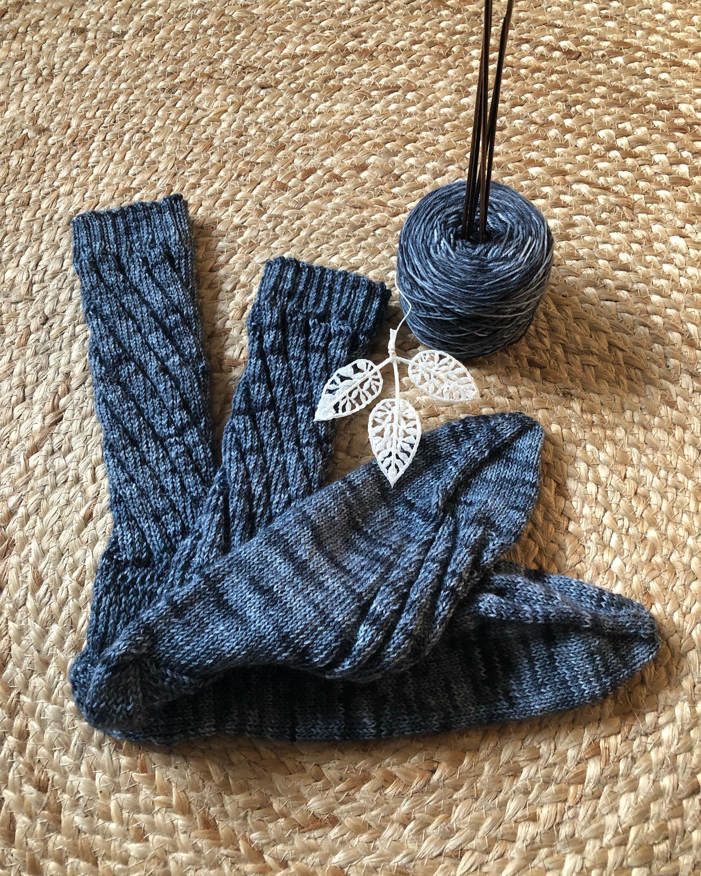 Mein Teststrick für die liebe Anna von @annaswollsoeckli ist fertig . Einmal #sockethomas in Bigfoot gr. 50/51 . Es war mir ein Vergnügen, trotz käppchenferse und monstergröße ging das Muster super in den Kopf und flott von der Hand 😊 
#knitting #knittersofinstagram #knittingsocks #sockethomas #annaswollsöckli #teststrick #socken #sockenstricken #sockenstrickengehtimmer #sockenstrickenmachtspass #sauerland #bigfoot