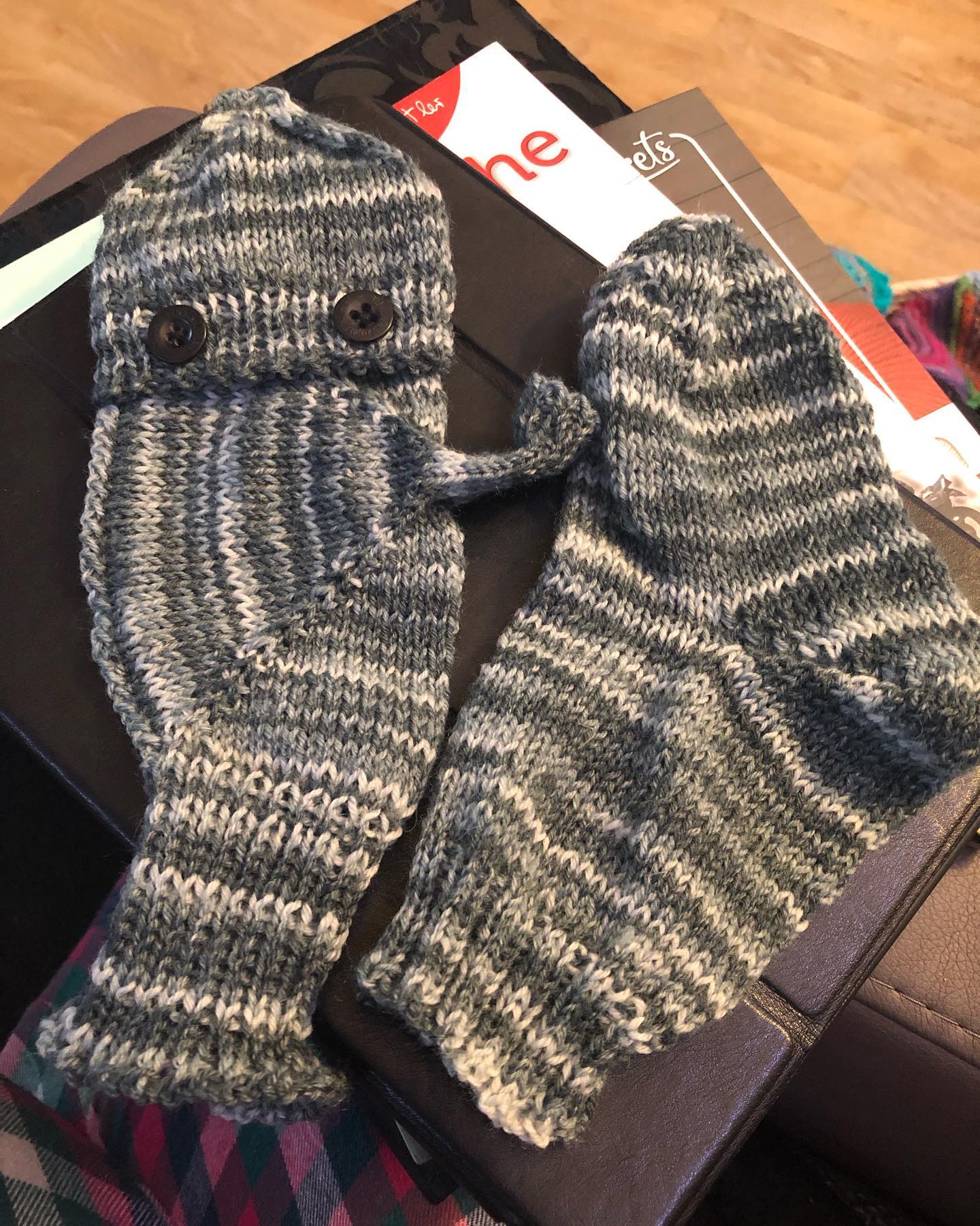 Ein spezielles Paar Handschuhe für einen ganz besonderen Lieblingsmenschen 😊 
#knitting #knittersofinstagram #knittingsocks #knittingwithlove #knittingwear #handschuhe #socken #sockenwolle #opal #handmadewithlove #surprise #sockenstricken #lieblingsmensch #familie #merrychristmas #winter #warmehände #sauerland #menschenmitbehinderung