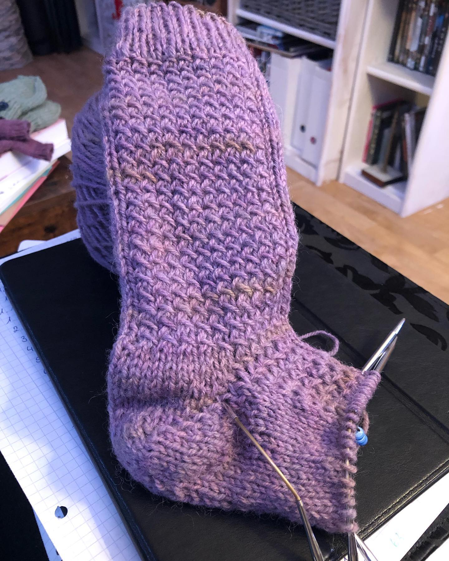 Neues Jahr , neue Socken . Angestrickt aus meinem stash Plastikfrei und handgefärbt . Muster ist #skippystripes von @the.nerd.knits 
#wolfsockenschafekal #knitting #stash #knittingsocks #knittingsocksoninstagram #handgefärbtewolle #plastikfrei #finkhofwolle #merino #januar #warmefüße #socks #socken #menden #sauerland #dernächstewinterkommtbestimmt #strickenmachtglücklich #strickenistwiezaubernkönnen #strickenistmeinyoga #lila #noplastic
