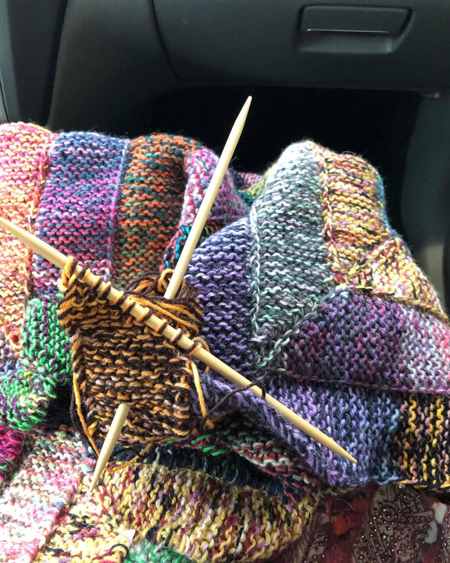 Unterwegs wächst die Reste Decke am schnellsten und die Beine sind auch gleich schön warm 😊. 
#knitting #knittersofinstagram #knit #reste #stash #decke #deckenporno #sockenwolle #bunt #menden #sauerland #10stichblanket