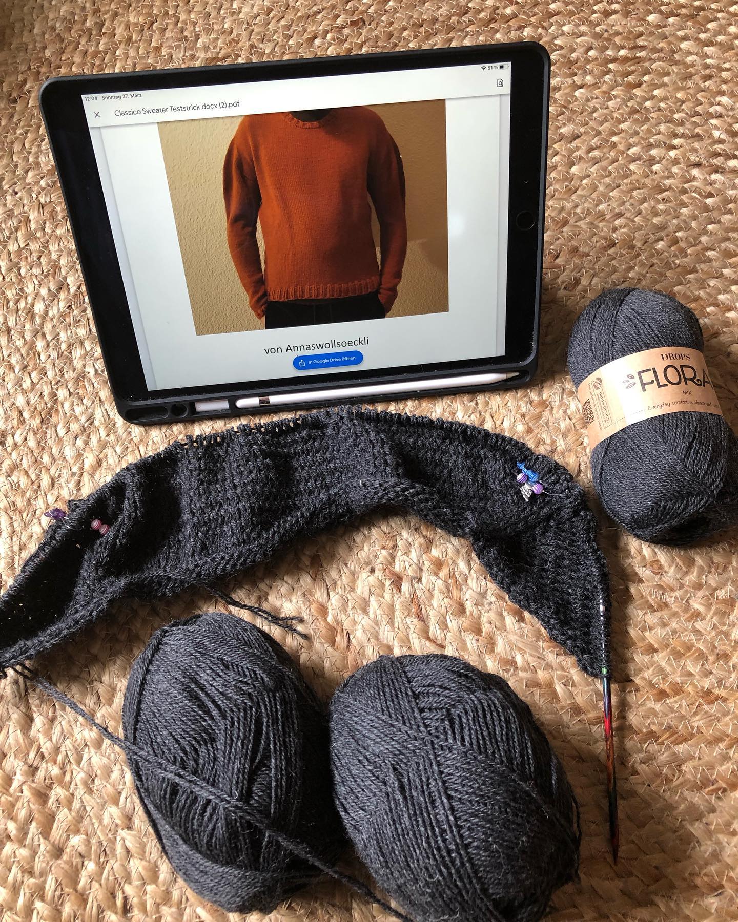 Der Teststrick für den #classicosweater von @annaswollsoeckli ist angenadelt . Und schon fragt der Sekretär🐻 „Was macht mein Pullover?“ 🤣 
#knitting #knittingpattern #knittersofinstagram #knittinglove #sweater #formen #strickenistwiezaubernkönnen #strickenistmeinyoga #strickenisttoll #drops #dropsflora #menden #teststricker #sauerland #annaswollsöckli