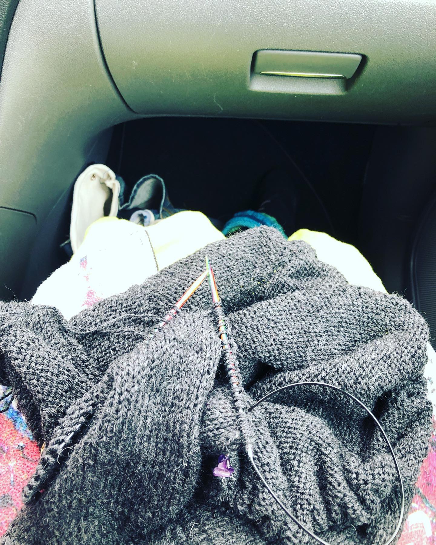 Teststrick on Tour! 
#annaswollsöckli #classicosweater #knitting #knittingpattern #knittersofinstagram #teststricken #menden #sauerland #drops #dropsflora #strickenistmeinyoga #strickenmachtglücklich #strickenistwiezaubernkönnen #wool #alpaka #strickenimauto #ontheroad #ford