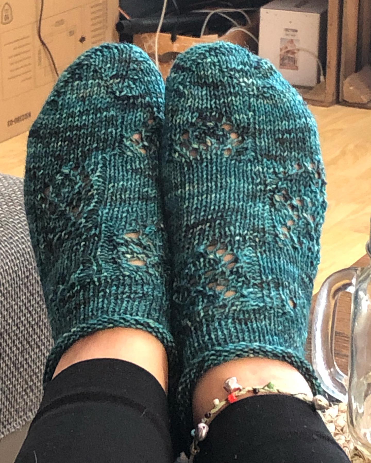 Meine sneaker zum #wolfsockenschafekal sind fertig . Ein einfaches Ajour-Muster dass sich leicht an die wenigen Maschen die brauche anpassen lässt🙃 ich liebe dieses Grün 😍 zum Glück ist genug wolle da für ein weiteres Paar 
#knitting #knittingsocks #knittingsocksoninstagram #socken ##aprilvent #strickenistwiezaubernkönnen #strickenistmeinyoga #stricken #strickenmachtglücklich #menden #sauerland #green #sneaker #ajour #sommertime #füße