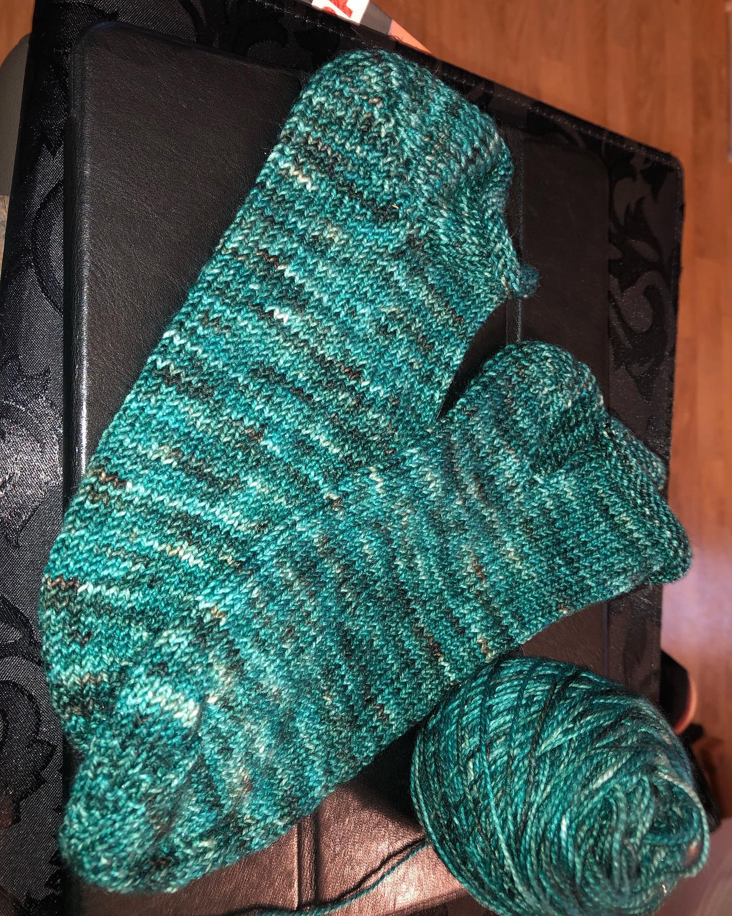 Meine sneaker für den #wolfsockenschafekal von @_sarahlinde_ sind fertig. Diesmal einfache stinos , die lassen sich nämlich super im Bus stricken 😬 
#knitting #knittersofinstagram #knittinglove #knittingsocks #stinos #sneaker #green #socken #strickenistmeinyoga #strickenmachtglücklich #stricken #sockenstrickengehtimmer #sockenstricken #sockenstrickenmachtspass #ontheroad #sauerland #menden #strickenistwiezaubernkönnen #strickenmachtsüchtig #strickenistmeinyoga