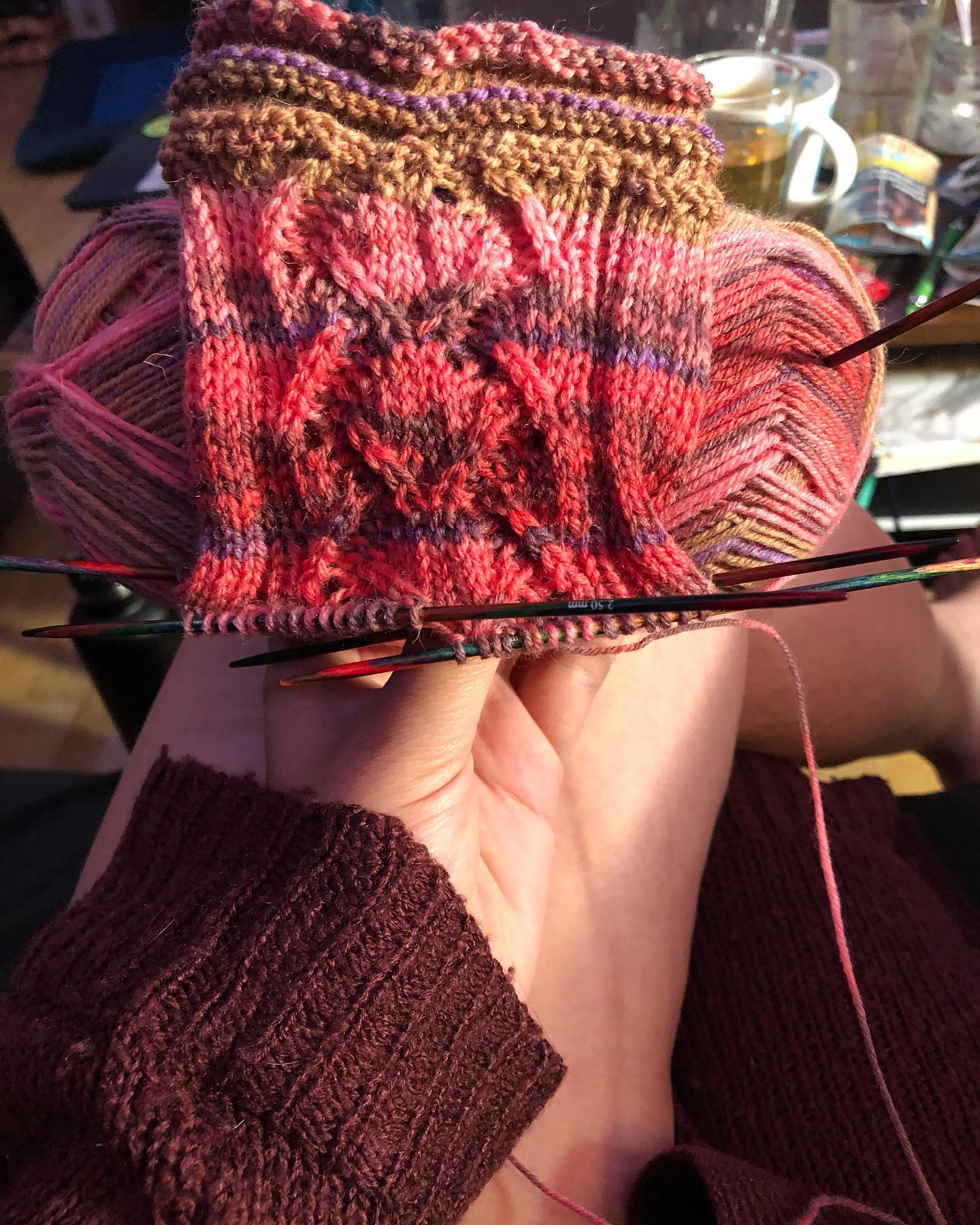 Noch ein paar auf Wunsch 
Ich hoffe ihr gefällt das Muster auch so gut wie mir 😊
#knitting #knittingsocks #sockensonntag #knittinglove #knittingsocksoninstagram #strickenmachtglücklich #stricken #strickliebe #sockenstricken #sockenstrickengehtimmer #nadelspiel #sauerland #menden #strickenistwiezaubernkönnen #opalabo #stricksüchtig